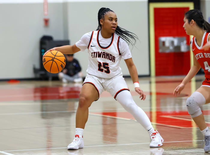 Etiwanda's Aliyahna "Puff" Morris (25) in a Southern Section Open Division playoff game last season.
